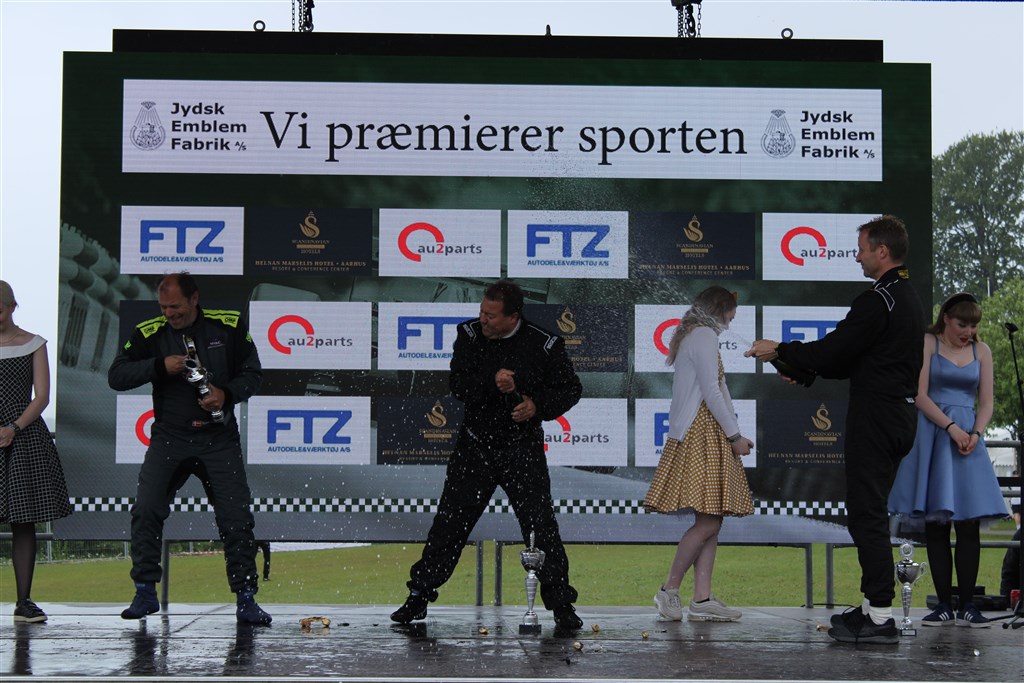 (Venstre til højre) Bjarne Haa Rasmussen, Claus Svanholm blev slået af Ole Sondrup i champagneåbning.
(Foto: JJ Media)
